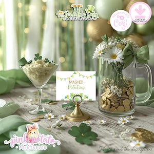 Op de afbeelding: Een St. Patrick's Day-tafelsetting met een martiniglas met aardappelpuree, een glazen mok met bloemen en gouden munten, en een bord met de tekst "Mashed Potatoes". De scène bevat klavers en madeliefjes.