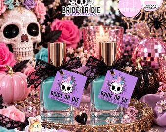 Pode incluir: Dois frascos de vidro com líquido azul claro, cada um com tampa dourada e laço de renda preta. De cada frasco pende uma etiqueta quadrada roxa com uma ilustração de caveira e o texto "BRIDE OR DIE, Till Death do us Party".