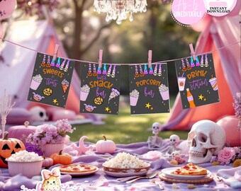 Pode incluir: Uma cena festiva de piquenique de Halloween com placas decorativas que dizem "Sweets & Treats", "Snack Bar", "Popcorn Bar" e "Drink Station". As placas estão penduradas em um varal. O piquenique inclui comida, abóboras e uma caveira.