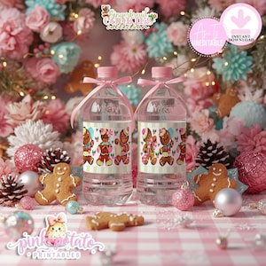 Może przedstawiać: Dwie przezroczyste butelki z wodą z różowymi zakrętkami i wstążkami, z etykietami z piernikami. Butelki otoczone są dekoracjami świątecznymi, w tym piernikami, bombkami i kwiatowym tłem. Obraz zawiera tekst "Gingerbread Cookies Collection" i "Instant Download".