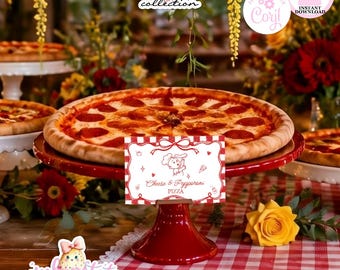 Pode incluir: Uma pizza de pepperoni num suporte vermelho com uma placa branca retangular de borda xadrez vermelha, uma ilustração de chef e o texto Cheese & Pepperoni PIZZA, incluindo ícones de uma fatia de pizza e um molho picante.