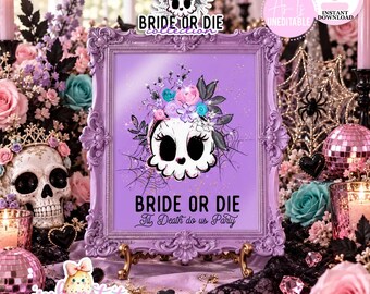 Pode incluir: Uma placa retangular roxa em uma moldura lavanda ornamentada com a ilustração de uma caveira branca de olhos pretos grandes, usando uma coroa de flores rosas, azuis e roxas. O texto diz BRIDE OR DIE Til Death do us Party.