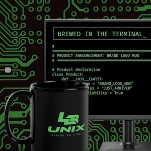 Op de afbeelding: Zwarte keramische mok met groene tekst "LB UNIX GAMING ON LINUX". De mok staat voor een computerscherm met code en de woorden "BREWED IN THE TERMINAL_". De achtergrond heeft een groen printplaatpatroon.