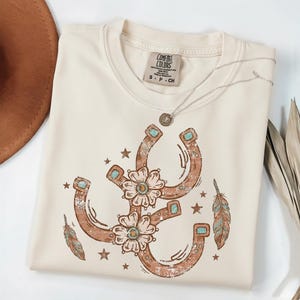Vintage Western Cowgirl PNG, Boho Hästsko Blommig Blågrön Turkos Distressed Sublimation Tee Grafik bild 2