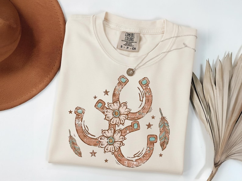 Vintage Western Cowgirl PNG, Boho Hästsko Blommig Blågrön Turkos Distressed Sublimation Tee Grafik bild 2