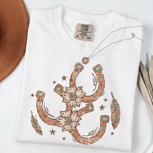 Vintage Western Cowgirl PNG, Boho Hästsko Blommig Blågrön Turkos Distressed Sublimation Tee Grafik bild 4