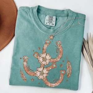 Vintage Western Cowgirl PNG, Boho Hästsko Blommig Blågrön Turkos Distressed Sublimation Tee Grafik bild 5