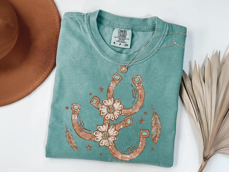 Vintage Western Cowgirl PNG, Boho Hästsko Blommig Blågrön Turkos Distressed Sublimation Tee Grafik bild 5