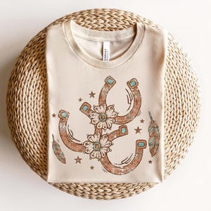 Vintage Western Cowgirl PNG, Boho Hästsko Blommig Blågrön Turkos Distressed Sublimation Tee Grafik bild 6