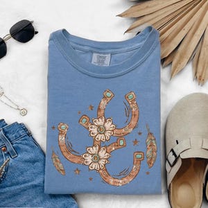 Vintage Western Cowgirl PNG, Boho Hästsko Blommig Blågrön Turkos Distressed Sublimation Tee Grafik bild 7