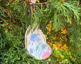 Oyster Shell Ornament - Dainty Flowers
