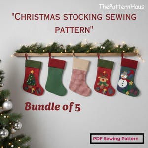 Puede incluir: Un conjunto de cinco calcetines navideños, cada uno con un diseño único, incluyendo un árbol de Navidad, un reno y un muñeco de nieve. Los calcetines son rojos, verdes y beige, con puños verdes y rojos. El texto dice "Christmas Stocking Sewing Pattern" y "Bundle of 5".