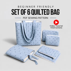 Puede incluir: Un conjunto de seis bolsos acolchados de color azul claro con un patrón de puntos azul oscuro. El texto dice BEGINNER FRIENDLY SET OF 6 QUILTED BAG PDF SEWING PATTERN y Video Tutorial +Instructions. La colección incluye un bolso, estuches y fundas.