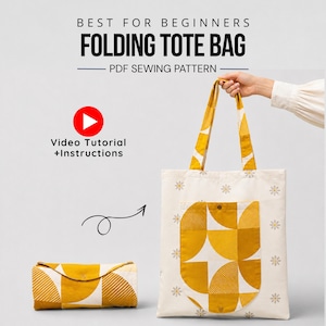 Op de afbeelding: Een PDF-naaipatroon voor een opvouwbare tas, wit met een klein madeliefjespatroon en een grote geometrische zak in mosterdgeel. De tekst luidt BEST FOR BEGINNERS FOLDING TOTE BAG PDF SEWING PATTERN en Video Tutorial +Instructions.