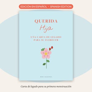 Op de afbeelding: Een lichtblauwe boekomslag met de titel Querida Hija, Una Carta de Legado Para Su Florecer, voorzien van een roze bloemillustratie met groene bladeren en rode bessen. Het bovenste label leest Edición en Español, Spanish Edition, en de onderste tekst leest Rose & Blessings.