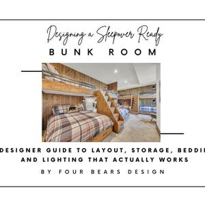 Puede incluir: Imagen de una habitación con literas con varias camas, paneles de madera y ropa de cama a cuadros. El texto dice "Designing a Sleepover Ready Bunk Room" y "A Designer Guide to Layout, Storage, Bedding, and Lighting That Actually Works by Four Bears Design."