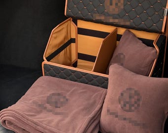 Conjunto organizador personalizable para el maletero del coche: piel ecológica, almohada y manta polar.
