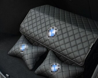 Organizador de coche y almohada cervical de piel ecológica personalizados, bordado a medida.