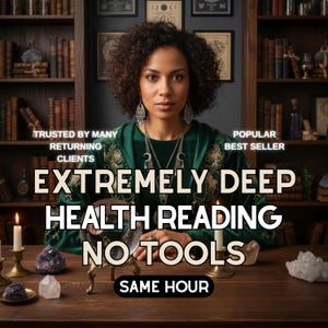 Könnte beinhalten: Eine Frau in einem grünen Samtgewand mit goldener Stickerei ist der Mittelpunkt dieses Bildes. Der Text lautet "EXTREMELY DEEP HEALTH READING NO TOOLS SAME HOUR". Der Hintergrund umfasst Bücherregale, Kerzen und Kristalle.