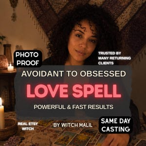 Op de afbeelding: Een persoon met donker krullend haar zit achter een tafel met tarotkaarten. De tekstoverlays luiden: PHOTO PROOF, TRUSTED BY MANY RETURNING CLIENTS, AVOIDANT TO OBSESSED LOVE SPELL, POWERFUL & FAST RESULTS, REAL ETSY WITCH, BY WITCH MALIL, SAME DAY CASTING.