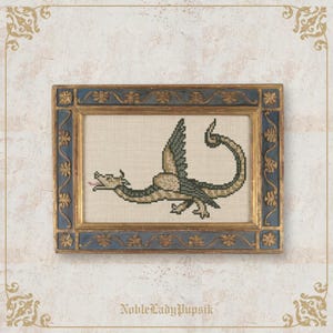 Op de afbeelding: Kruissteekkunstwerk van een draak in een goud en blauw frame. De draak is groen en bruin met een lange staart en uitgespreide vleugels. Het frame heeft sierlijke gouden details. De tekst "NobleLadyPupsik" staat onderaan.