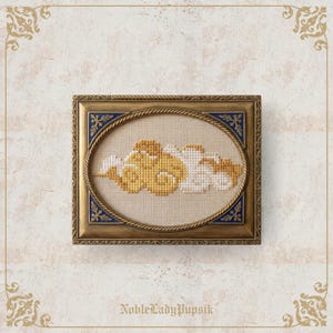 Pode incluir: Uma obra de arte em ponto cruz emoldurada com um desenho de nuvem em tons de amarelo e branco. A obra de arte está dentro de uma moldura oval com acabamento dourado e borda azul. A moldura retangular tem detalhes ornamentados. O texto "NobleLadyPupsik" está na parte inferior.