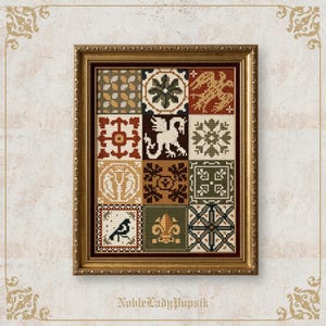 Op de afbeelding: Een ingelijste kruissteeksampler met een goudkleurige lijst. De sampler toont twaalf vierkante panelen met diverse geometrische en heraldische ontwerpen in tinten bruin, beige, groen en rood. De tekst "NobleLadyPupsik" staat onderaan.