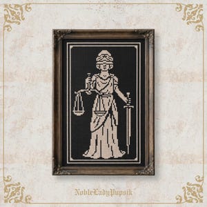 Peut inclure: Une broderie au point de croix encadrée représentant une figure beige de Dame Justice sur un fond noir. La figure porte un bandeau, tient une balance dans la main droite et une épée dans la main gauche. Le cadre est brun foncé et orné.
