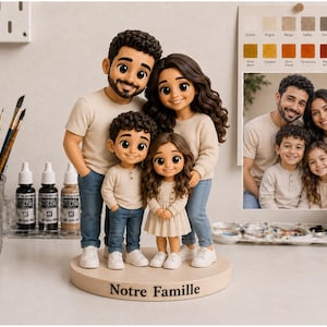 May include: A custom family figurine set featuring four stylized characters standing on a circular wooden base with the text Notre Famille. The figures include two adults and two children wearing beige shirts and blue jeans, mirroring a photograph.