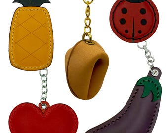 Handgefertigter Leder-Taschenanhänger mit Schlüsselanhänger – Herzen, Glückskeks, Ananas, Aubergine, Kirschen, Marienkäfer, Fußball, Libelle