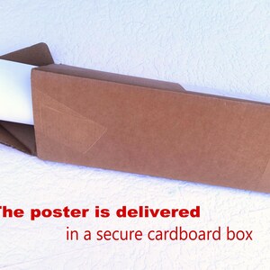 Puede incluir: Un p&oacute;ster blanco enrollado es parcialmente visible dentro de una caja de cart&oacute;n marr&oacute;n. La caja est&aacute; abierta, revelando el borde del p&oacute;ster. El texto "The poster is delivered in a secure cardboard box" est&aacute; impreso en rojo.