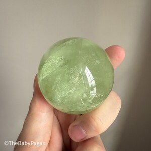 Esfera de fluorita verde / Destello arcoíris / Cristal natural / 275 g imagen 2