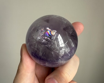 Esfera de amatista / Destello arcoíris / Cristal natural / 216 g
