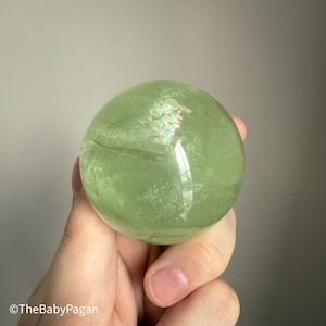 Esfera de fluorita verde / Destello arcoíris / Cristal natural / 275 g imagen 1
