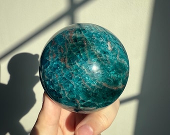 Esfera grande de apatita azul / Cristal natural / 1,28 libras (584 g)