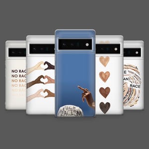 以下が含まれることがあります： 反人種差別をテーマにしたスマホケースのコレクション。デザインには、ハートを作る手、中指を立てた手、指紋、そして「NO RAC」と「FUCK RACISM」の文字が含まれています。ケースは白と青です。