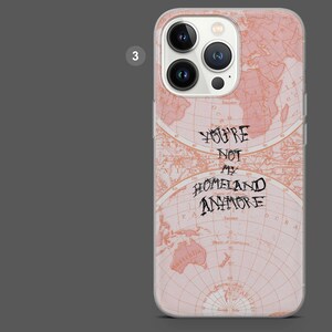 Puede incluir: Funda de tel&eacute;fono con un dise&ntilde;o de mapa del mundo en color rosa. La funda presenta el texto "You're Not My Homeland Anymore" en un estilo manuscrito. La funda tiene un borde transparente y cubre la parte posterior y los lados del tel&eacute;fono.