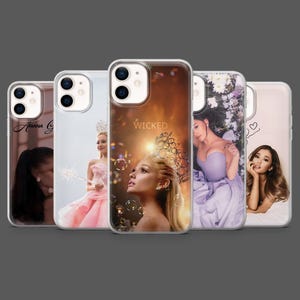 Puede incluir: Una colección de cinco fundas para teléfono con imágenes de una celebridad. Las fundas muestran varios retratos, incluido uno con la palabra "Wicked" y otro con el nombre "Ariana G". Las fundas tienen un diseño transparente y protector.