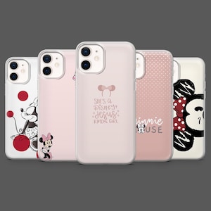 Op de afbeelding: Vijf telefoonhoesjes met Minnie Mouse-ontwerpen. De hoesjes hebben afbeeldingen van Minnie Mouse, stippen en tekst met de tekst "She's a Disney + Jesus kinda girl" en "minnie mouse". De hoesjes zijn in tinten roze, wit en zwart.