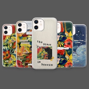 Könnte beinhalten: Eine Sammlung von Handyhüllen mit verschiedenen Designs. Eine Hülle zeigt den Text "the stars in heaven" mit einer Illustration einer schwarzen Katze. Andere Hüllen zeigen Blumenmuster, Collage-Elemente und ein Sternennacht-Design.