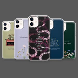 Puede incluir: Una colección de fundas para teléfonos con varios diseños. Una funda presenta una máquina de escribir y flores, otra tiene un diseño floral con texto, y una tercera muestra una ilustración de serpiente con el texto "I'll be the actress starring in your bad dreams."