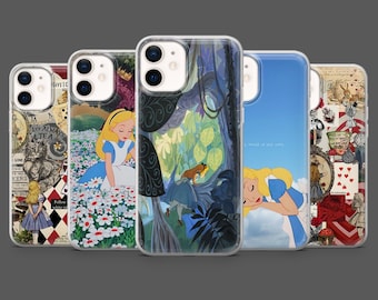 Può includere: Cinque custodie trasparenti per telefono con disegni di Alice nel Paese delle Meraviglie. Le custodie presentano illustrazioni di Alice, il Cappellaio Matto e altri personaggi della storia. Le custodie hanno vari sfondi.