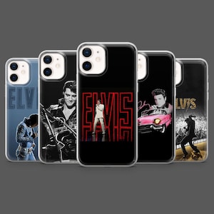 Puede incluir: Un conjunto de fundas para teléfono con imágenes de Elvis Presley. Las fundas muestran a Elvis en actuación, un coche rosa y el nombre "ELVIS" en estilo neón. Las fundas son transparentes con bordes negros.