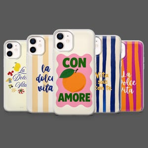 Op de afbeelding: Een verzameling van vijf telefoonhoesjes met verschillende ontwerpen. Eén hoesje heeft een sinaasappel met de woorden "CON AMORE". Andere hoesjes hebben strepen en de zinnen "La Dolce Vita" en "Vita sole con te".