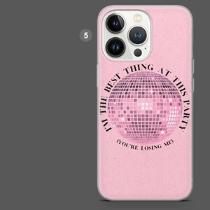 Puede incluir: Funda de tel&eacute;fono rosa con un dise&ntilde;o de bola de discoteca y el texto "I'M THE BEST THING AT THIS PARTY (YOU'RE LOSING ME)". La funda tiene un acabado brillante y un recorte para la c&aacute;mara.