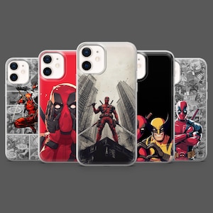 Puede incluir: Una colección de cinco fundas para teléfono con ilustraciones de cómics. Las fundas muestran a Deadpool en varias poses, incluyendo un diseño rojo y negro, y un fondo de paisaje urbano. Las fundas son para un smartphone.