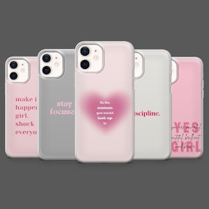 Może przedstawiać: Kolekcja pięciu etui na telefony w odcieniach różu i szarości. Każde etui zawiera inny inspirujący cytat w stylowej czcionce. Cytaty zawierają frazy takie jak "Stay focused" i "Be the woman you would look up to."