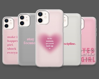 Pode incluir: Uma coleção de cinco capas de telefone em tons de rosa e cinza. Cada capa apresenta uma citação inspiradora diferente em uma fonte elegante. As citações incluem frases como "Stay focused" e "Be the woman you would look up to."