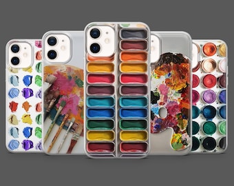 Peut inclure: Cinq coques d'iPhone avec des motifs artistiques. Les coques présentent des palettes de peinture colorées, des coups de pinceau à l'aquarelle et des pinceaux. Les coques sont alignées, présentant une variété de motifs sur le thème de l'art.