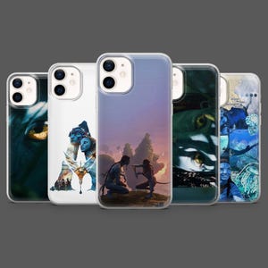 Puede incluir: Una colección de cinco fundas para iPhone con imágenes de la película Avatar. Las fundas muestran varias escenas y personajes, incluyendo primeros planos de ojos, figuras en un paisaje y escenas submarinas. Las fundas tienen un diseño transparente y protector.